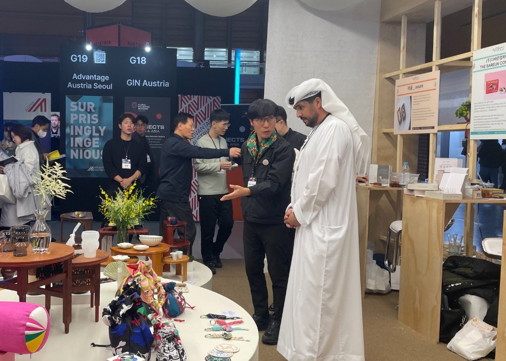 글로벌 기업·기관 행사 현장 — 해외 참가자와 대화하는 이동익