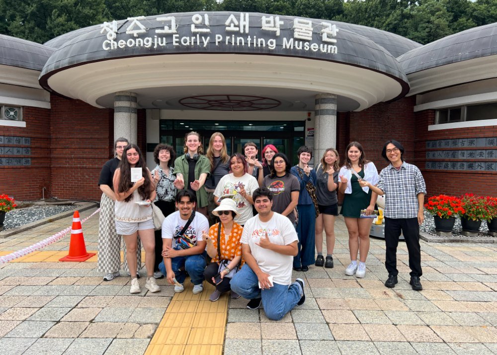 미국 대학 학술투어 — 청주고인쇄박물관 앞 참가 학생 단체 사진